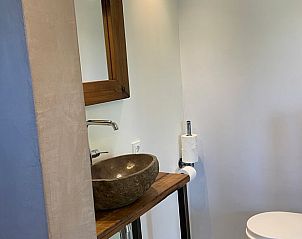 Modernes Badezimmer im Ferienhaus Cottage in Gonga mit Natursteinwaschbecken in Friesland.