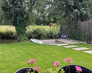 Oude houten palen aan de kust nabij Vakantiehuisje in Lioessens, Friesland, met een rustieke charme.