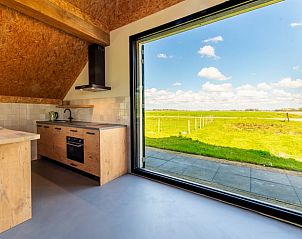 Moderne keuken in Vakantiehuis in Klooster Lidlum met panoramisch uitzicht op het Friese platteland, Klooster-Lidlum, Friesland.