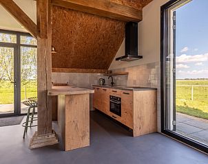 Gezellige woonkamer in Vakantiehuis in Klooster Lidlum met uitzicht op het Friese platteland, Klooster-Lidlum, Friesland.
