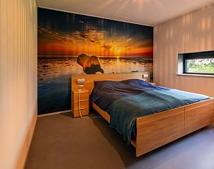 Slaapkamer met sfeervol fotobehang in Vakantiehuis in Klooster Lidlum, gelegen in het rustige Klooster-Lidlum, Friesland.