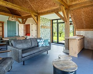 Ruime woonkamer in Vakantiehuis in Klooster Lidlum met toegang tot terras, Klooster-Lidlum, Friesland.