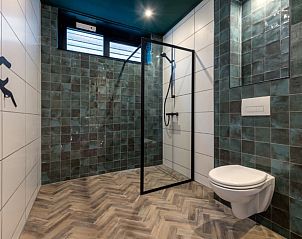 Moderne badkamer in Vakantiehuis in Klooster Lidlum met luxe douche, Klooster-Lidlum, Friesland.