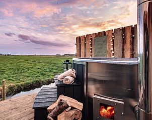 Adembenemend uitzicht op zonsondergang vanaf het terras van Vakantiehuis in Parrega, Friesland.