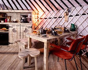 Gezellige eetruimte in Vakantiehuis in Parrega, Friesland, met gedekte tafel voor ontbijt.