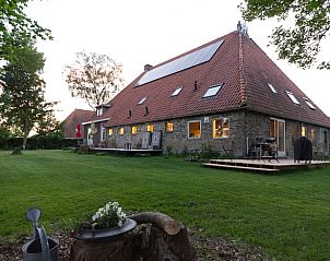 Huisje in Echten, een charmant vakantiehuis op het Friese platteland in Friesland, omgeven door een groene tuin en rustieke architectuur.
