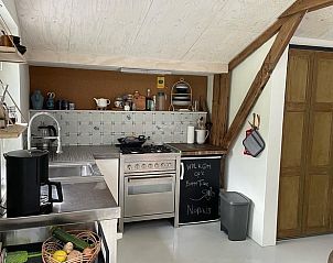 Moderne keuken in Vakantiehuis in De Tike, voorzien van alle gemakken voor een comfortabel verblijf.
