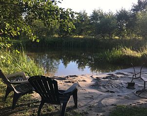 Landelijke weg nabij Vakantiehuis in De Tike, omgeven door bomen en groen in Friesland.