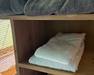 Opbergruimte met handdoeken in Vakantiehuis in Boelenslaan, ideaal voor een comfortabel verblijf in Friesland.