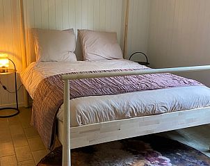 Gezellige slaapkamer in Huisje in Damwald, vakantiehuis in Damwld, Friesland, met knusse sfeer en uitnodigend bed.