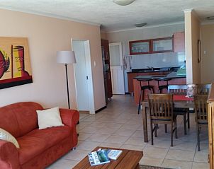 Summerseas appartement in Port Elizabeth biedt een warme woonkamer en een volledig uitgeruste keuken voor een ontspannen verblijf.