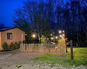 Verlichte tuin bij nacht bij Huisje in Pingjum, vakantiehuis op het Friese platteland.