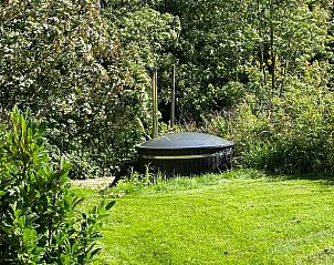 Rustige tuin met hot tub bij Huisje in Pingjum, vakantiehuis in het Friese platteland.