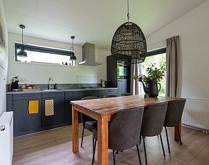 Ruime keuken en eetkamer in Huisje in Pingjum, vakantiehuis in Friesland.