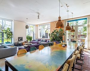 Ruime woonkamer in Vakantiehuisje in Boksum, Friesland, met veel lichtinval en comfortabele zithoek.