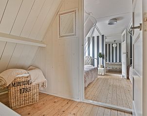 Gezellig terras bij FR478 vakantiehuis in Boksum, Friesland, geniet van de lokale sfeer en natuur.