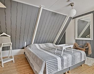 Eetkamer en keuken in FR478 vakantiehuis Boksum, Friesland, open en uitnodigend voor gezinsmaaltijden.