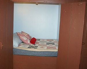 Knusse bedstee in Huisje in Jannum, vakantiehuis op het Friese platteland.