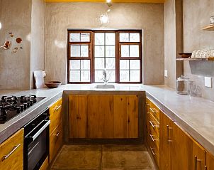 Gezellige keuken van Ons Blyplek vakantieverblijf in Marloth Park, Zuid-Afrika, voorzien van houten details en een uitnodigend design.