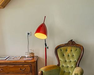 Gezellige leeshoek in Huisje in Stiens, een vakantiehuis op het Friese platteland, Friesland.