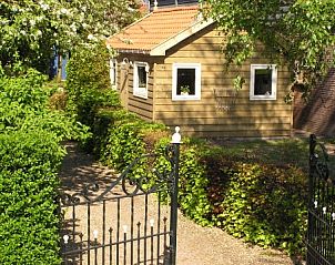 Charmante buitenkant van De Ruif bed and breakfast in Asperen, Rivierengebied, omgeven door groen.