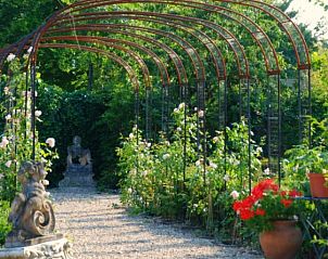 Geniet van de serene tuin bij Kunsthof de Heuf, een bed and breakfast in Buren, omringd door prachtige natuur in Gelderland.