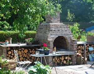 Buitenkeuken bij Kunsthof de Heuf in Buren, Gelderland, voor een unieke bed and breakfast ervaring in het Rivierengebied.