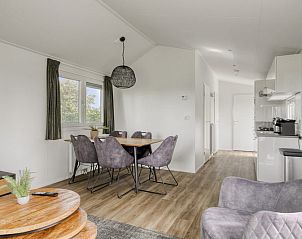 Eethoek en keuken in Parel 5 personen vakantiehuis in Aalst voor een comfortabel verblijf.