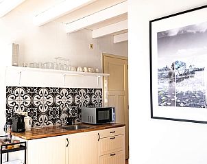 Stijlvolle keukenhoek in Huisje in Aerdt, een vakantiehuis in het schilderachtige Rivierengebied van Gelderland.