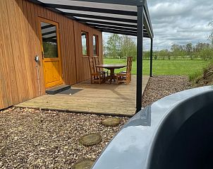 Veranda met uitzicht op natuur bij Vakantiehuis in Vierakker, Rivierengebied, Gelderland, ideaal voor buitenleven.