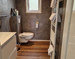 Moderne badkamer in chalet In de bosrand Wood 386 Bospark Ede, Ede, Veluwe, met stijlvolle afwerking.