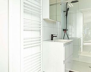 Stijlvolle badkamer in Boslodge Silva, vakantiehuis in Ede, Veluwe, met moderne faciliteiten voor ultiem comfort.
