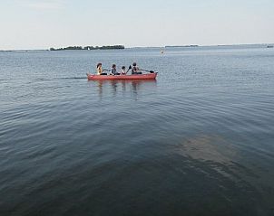 Kanon bij Aledo Veluwe aan Zee Strand Horst, Ermelo, Gelderland. Plezier op het water met een groep in een kano.