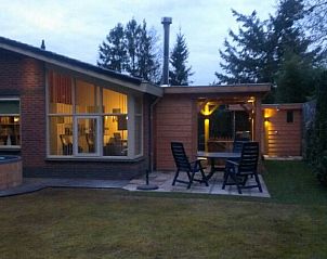 Buitenzijde van De Leuvenhorst vakantiehuis in Harderwijk, Veluwe met terras en groene omgeving.