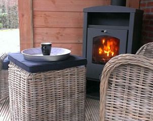 Houtkachel op de veranda van De Leuvenhorst vakantiehuis in Harderwijk, Veluwe, voor warme avonden.