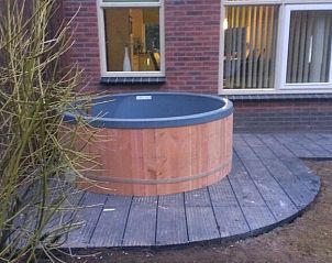 Houten hottub bij De Leuvenhorst vakantiehuis in Harderwijk, Veluwe, voor ontspanning in de buitenlucht.