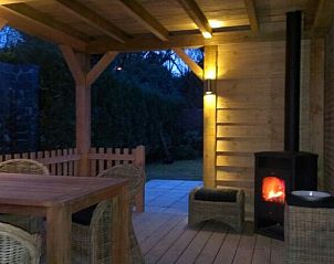 Overdekt terras met houtkachel bij De Leuvenhorst bungalow, Harderwijk, Veluwe, voor gezellige avonden.