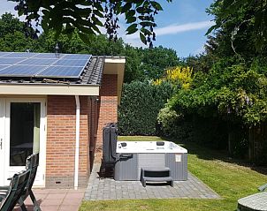 Zonnig terras met jacuzzi bij De Leuvenhorst/Haspel, Ermelo, Veluwe. Vakantiehuis met moderne faciliteiten.