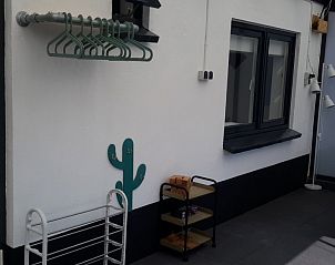 Stijlvol terras bij 'T ARKJE vakantiehuis in Hoenderloo, ideaal voor ontspanning op de Veluwe.