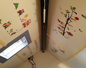 Speelse kinderkamer in 'T ARKJE vakantiehuis, Hoenderloo, met vrolijke decoraties op de Veluwe.