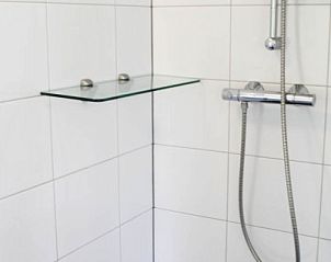 Inloopdouche in De Eekhoorn chalet, Putten, Veluwe met glazen deur en moderne douchekop.