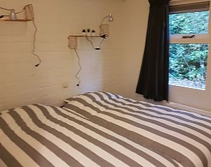 Ruime slaapkamer in Bospark De Schaapskooi vakantiehuis in Epe, Veluwe, met comfortabel tweepersoonsbed.