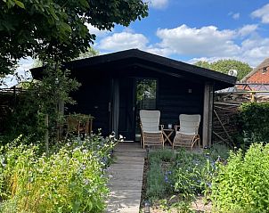 Geniet van de serene natuur bij Vakantiehuis in Scherpenzeel, Gelderland, met een charmant terras in de Veluwe.