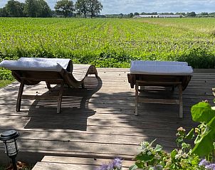 Ontspannen op het terras van Vakantiehuis in Scherpenzeel Gelderland met uitzicht op de groene velden van de Veluwe.