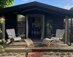 Geniet van de rust op de veranda van Vakantiehuis in Scherpenzeel Gelderland, een charmante vakantiewoning op de Veluwe.
