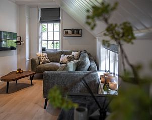 Knusse woonkamer van Huisje in Oldebroek met comfortabele bank in de Veluwe, Gelderland.