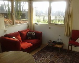 Knusse woonkamer met uitzicht bij Vakantiehuisje in De Steeg, Veluwe, Gelderland.