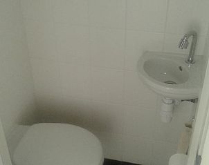 Compact toilet in Vakantiehuisje in De Steeg, Veluwe, Gelderland.