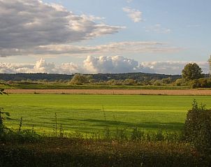 Rustieke tuinbank in de tuin van Vakantiehuis in De Steeg, Veluwe.