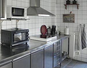 Fully equipped kitchen in vacation home Hoog Soeren, Veluwe, with microwave oven.